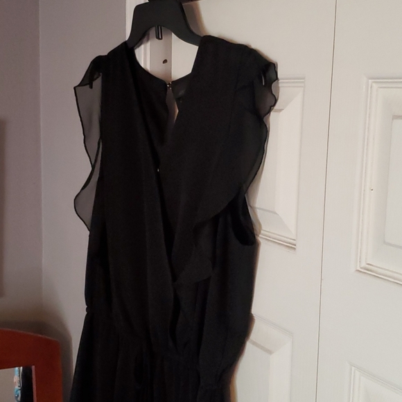 Short ruffle accent V neck romper - Picture 2 of 4